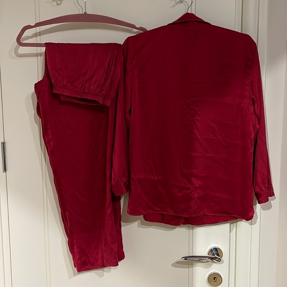 Neiman Marcus Two Piece Silk Pajama Set in Red - Picture 12 of 13